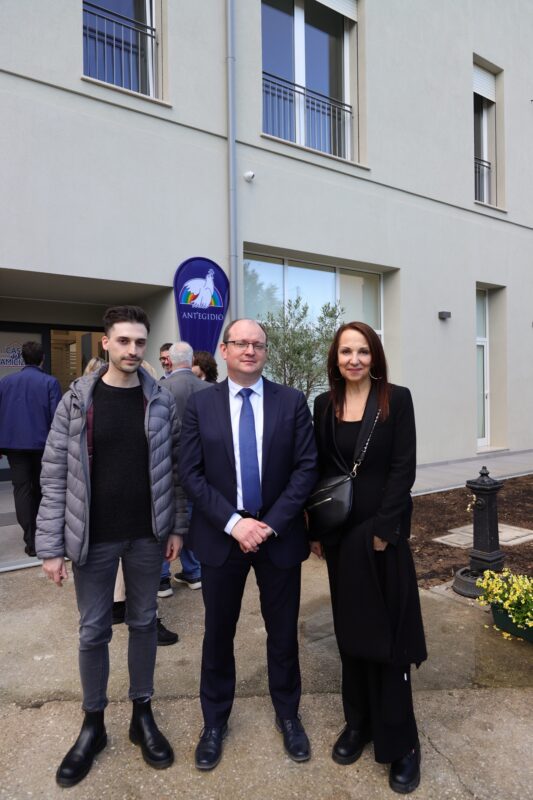 In foto Ettore Pettenuzzo, Marketing Specialist di Noima; Mirko Sossai, Presidente di Sant'Egidio Veneto; Monica Bortolami, Crowdfunding Specialist e CEO di Noima.