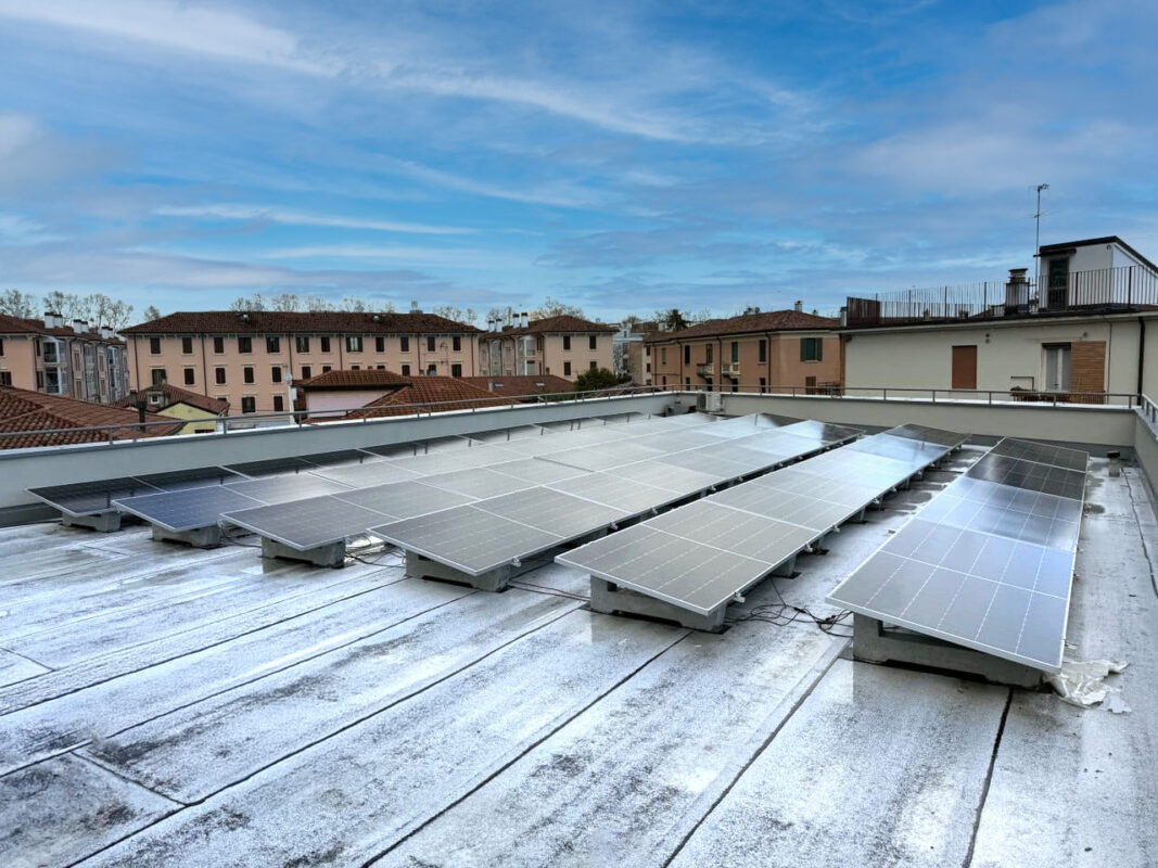 Pannelli fotovoltaici nella Casa dell'Amicizia di Sant'Egidio che rappresenta un progetto virtuoso di riqualificazione urbana.